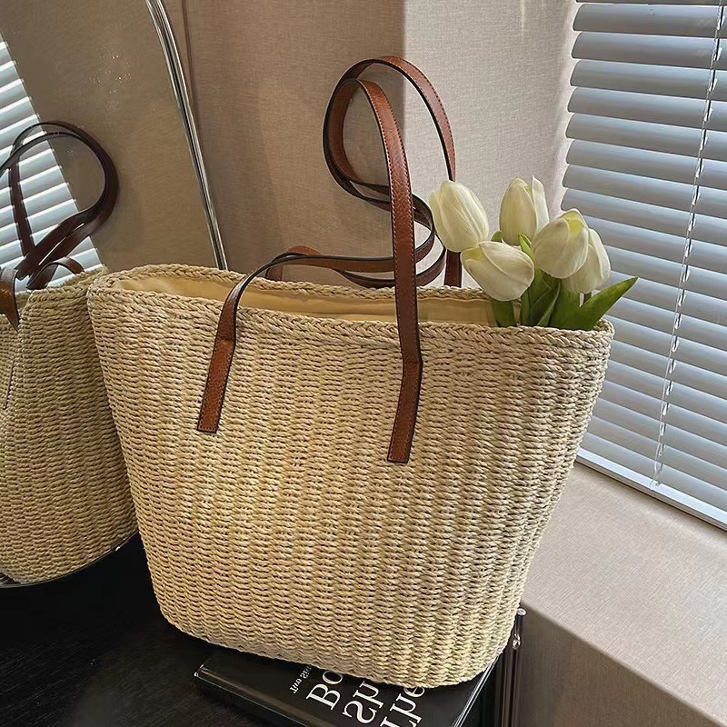 A new one-shoulder, pure-colour, simple-grass wrap.
