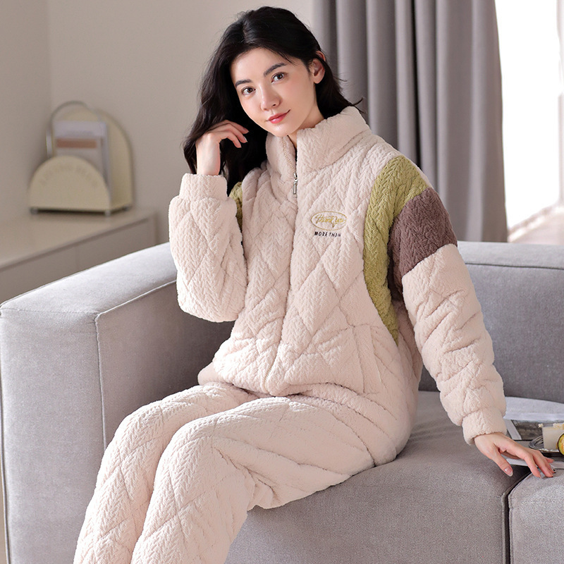 Người phụ nữ mặc áo ngủ mới với bông vải nhung và những hình chạm khắc nhung dày bằng sữa để mặc một bộ đồ ngủ.