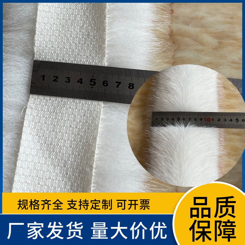 Giống như một con cáo mặc áo choàng lông lá và một người đàn ông lông lá mặc một bộ đồ lông lá.