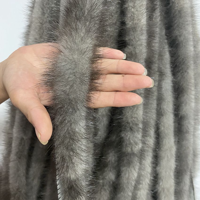 Nhà sản xuất đã đóng gói một cái đai đan lông chồn màu xám.