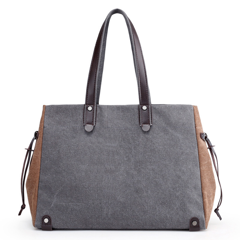 The woman in the canvas bag, one shoulder to one, with a new bag, with a large spare capacity.