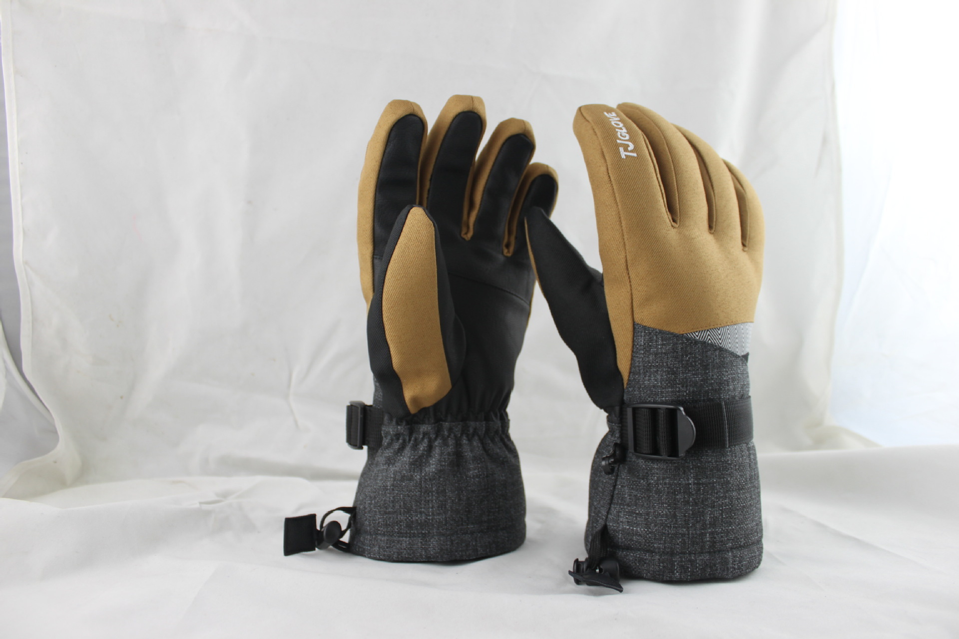 In winter, snowboarding rides outdoor exercise gloves.