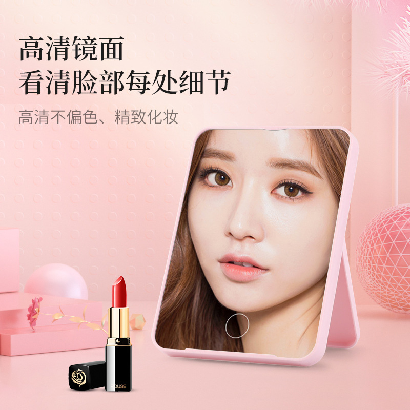 Một chiếc gương nhỏ xuất hiện với một tấm gương rất sạch với một tấm gương thay đồ đơn giản.