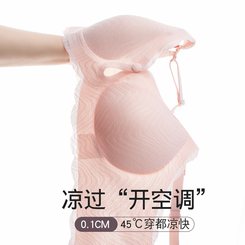 The pre-cub buttoned breast-feeding pregnant woman's summer undergarments are collected to protect her breast during pregnancy.