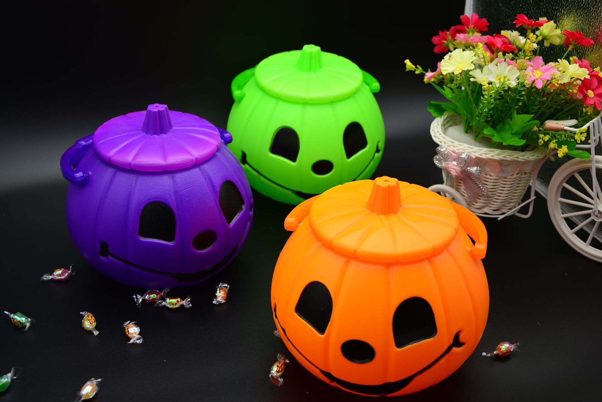 Pumpkin lanterns for children with hand-held candy cans of light to cover pumpkin barrel kindergarten decorations