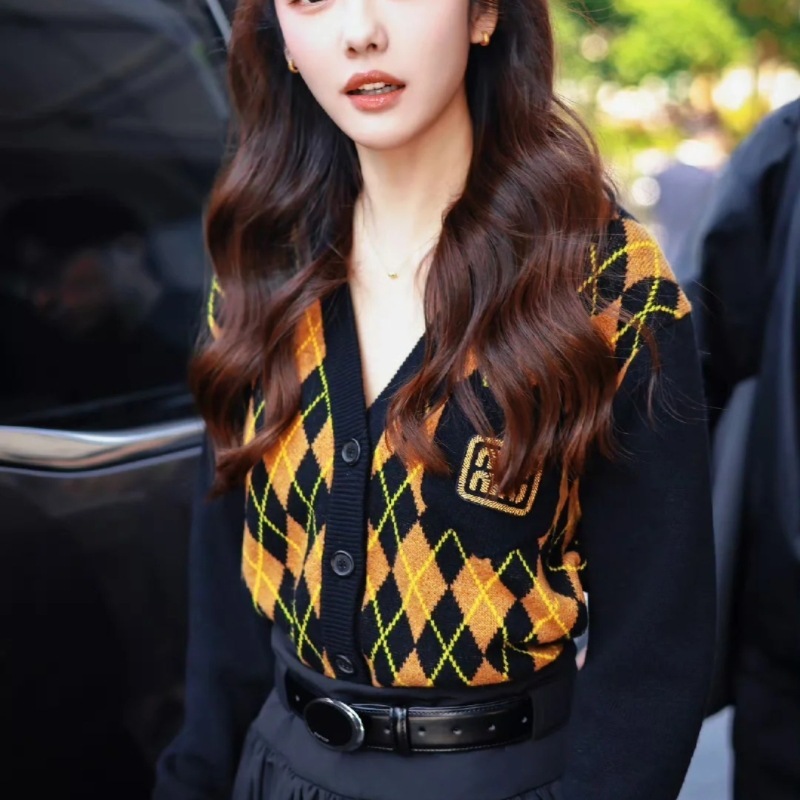 Kim cương 23 tuổi của ngôi sao, áo sơ mi dài, áo len ngắn.