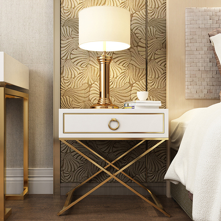 The bedside cabinet of the modern black-and-white-painted bedroom, the high-quality stainless steel plating.