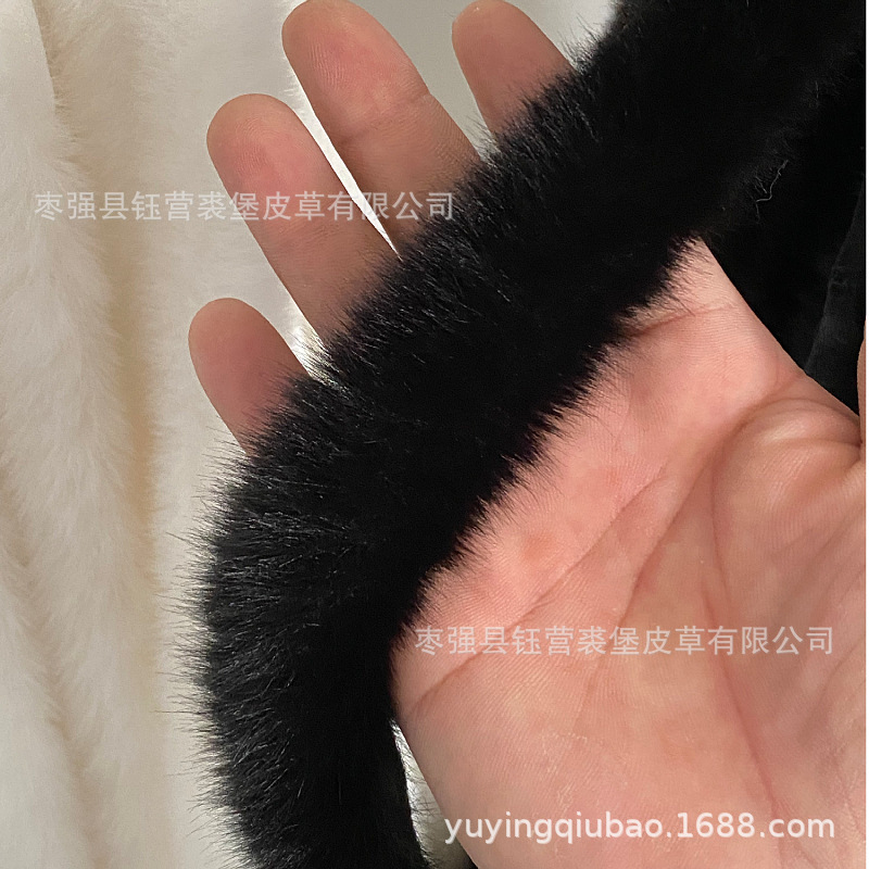 Nó được làm từ lông chồn đen, trắng, bắt chước lông chồn, chồn con người làm ra, rộng 3.5CM với một chiếc áo lá cờ.