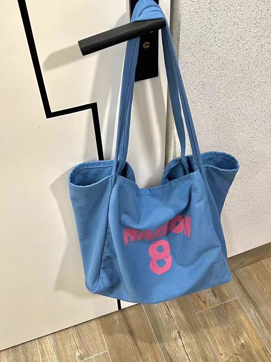 In spring and summer, the letter-printed canvas bag was designed by the small group of women with a large capacity of one-shouldered, lazy, sensory specials.