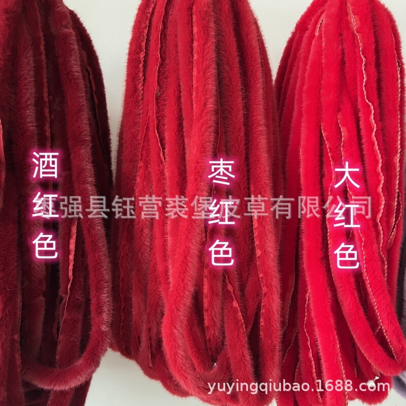 Toàn bộ áo lông chồn mặc áo lông chồn lông nhung có màu nhung với mũ nhân tạo.