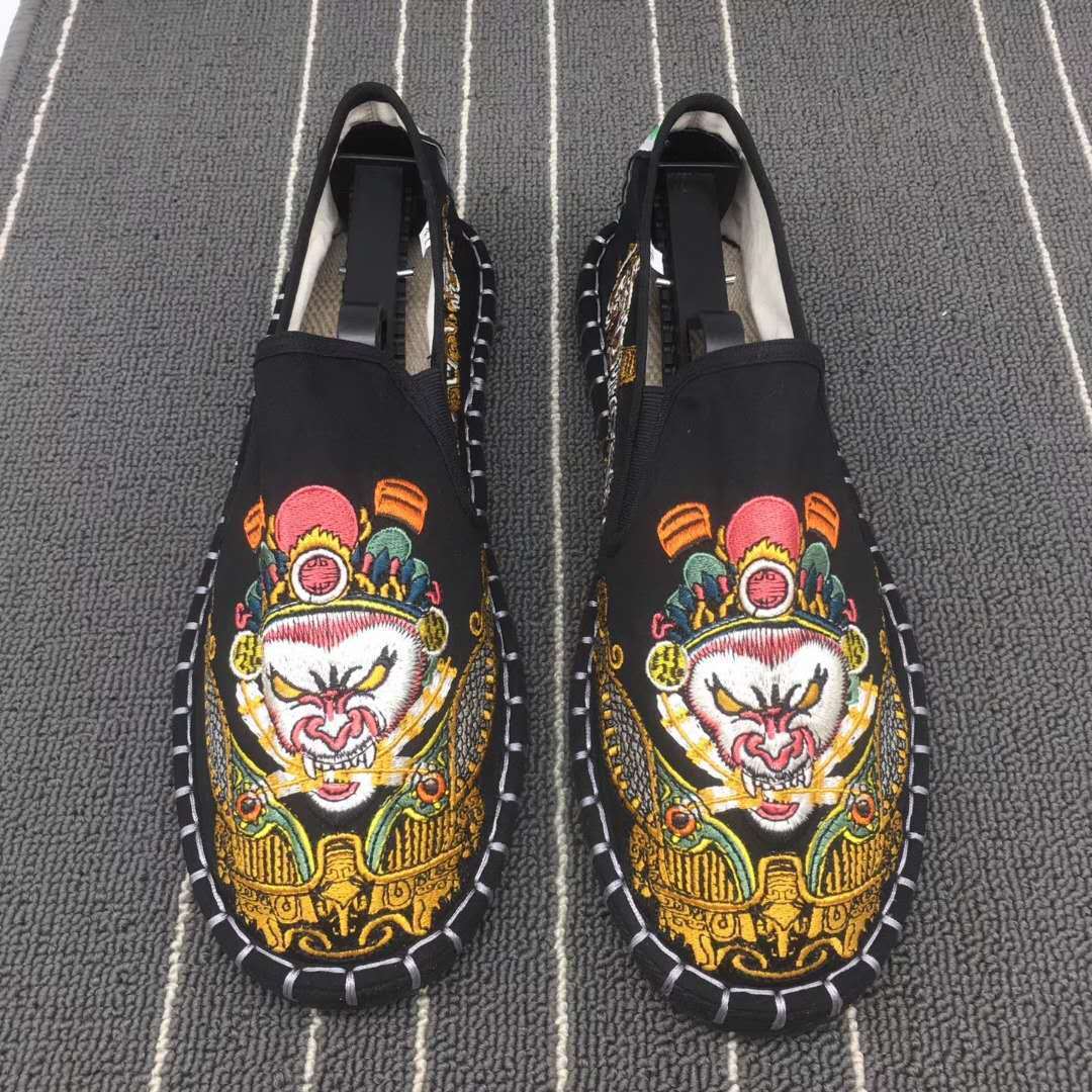 New Xinsan Shoes Shower's original hand-made shoes are smoother than old Beijing shoes.