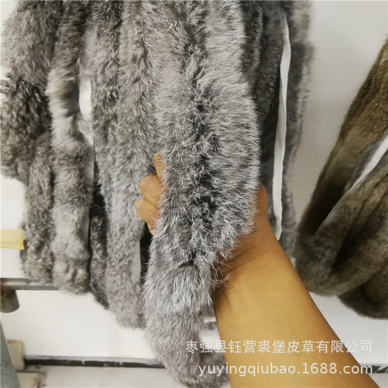 Những con thỏ đuôi dài với mái tóc và bộ mặt đầy lông của 5.5 con thỏ CM và da rám nắng màu vàng và mũ và cổ áo.