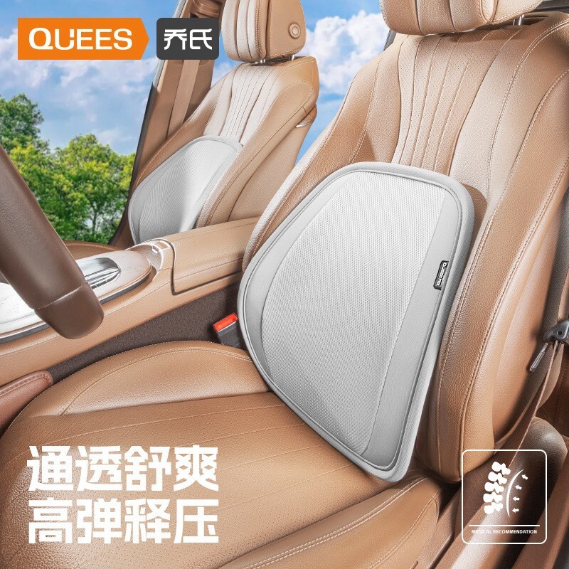 Cái hông của chiếc xe được bao phủ bởi một chiếc xe cách nhiệt mùa hè và người tài xế ngồi đằng sau.