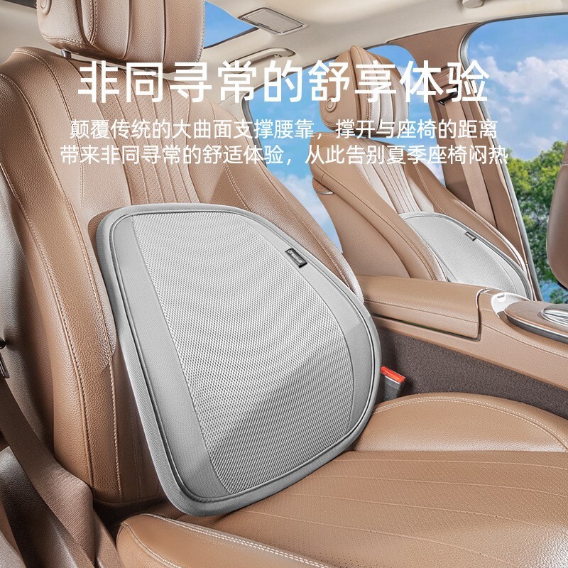 Cái hông của chiếc xe được bao phủ bởi một chiếc xe cách nhiệt mùa hè và người tài xế ngồi đằng sau.