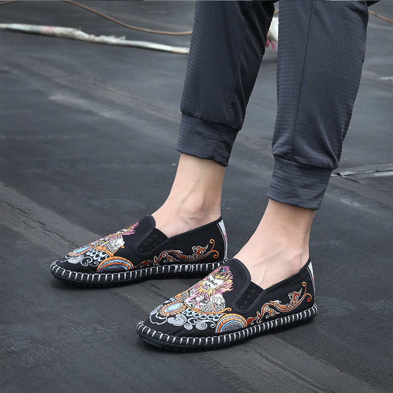 New Chinese wind-made embroidery shoes, oxen-based tarpaulin shoes, and embroidered shoes.