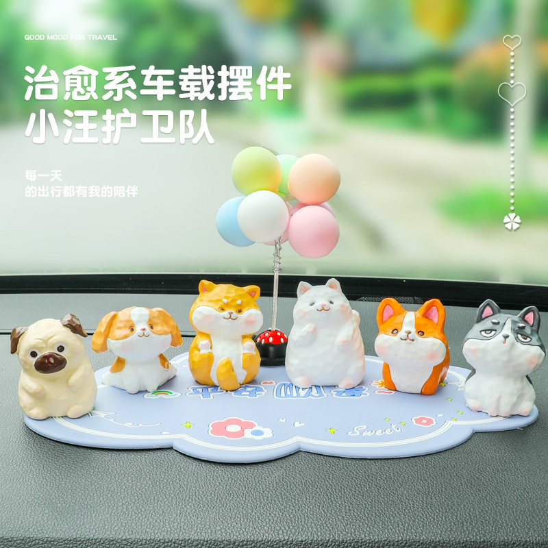 Little Wang's Guard set up a table of lovely animals with cartoons in the car to control the tarp's birthday gift.