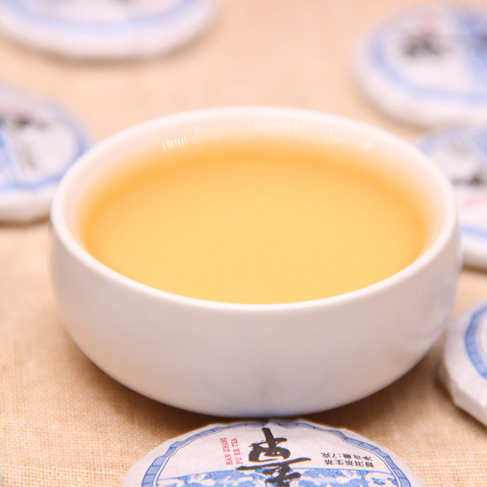 "Blanco Pu-Mama pha trà với bánh và bánh nhỏ, và Yunnan có bảy g-tip và trà."