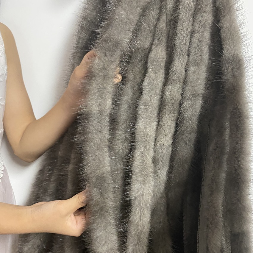 Nhà sản xuất đã đóng gói một cái đai đan lông chồn màu xám.