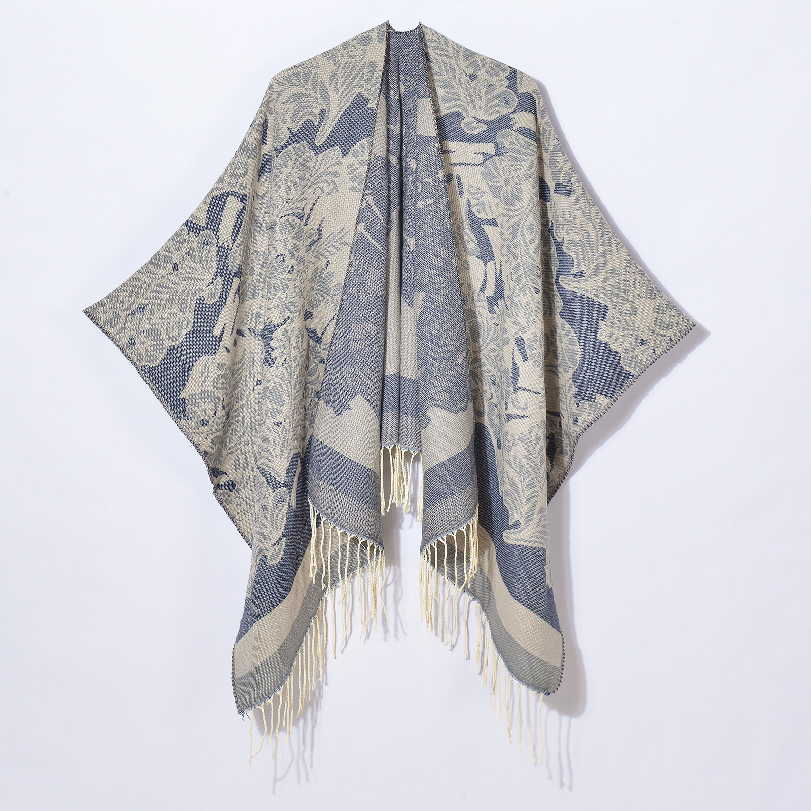 Yunnan Nepal đi du lịch để chụp ảnh những chiếc áo thun Su-shirt và mặc một chiếc khăn choàng lộng lẫy trong văn phòng của mình.