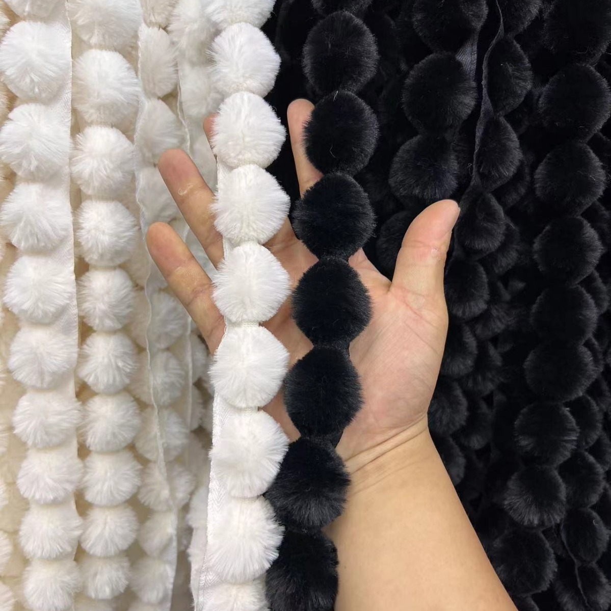 Nhà sản xuất cung cấp một con rái cá, quả cầu lông, đường kính 3.5 CM với một tấm màn lông, nhân tạo.