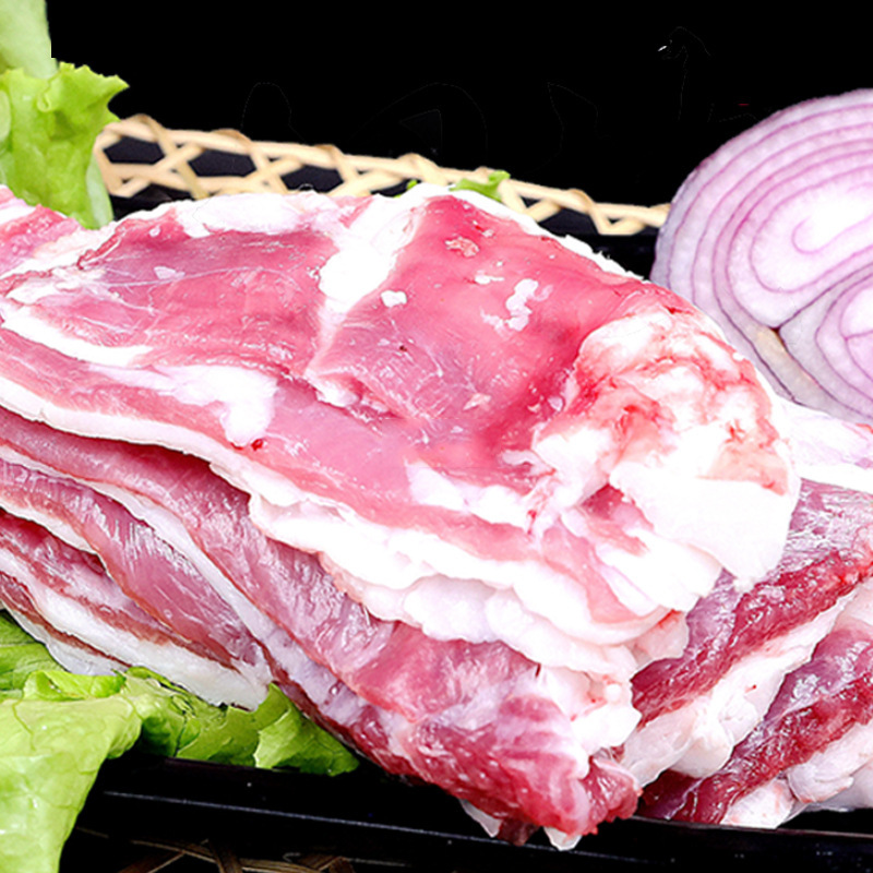 Chiên con đồng cỏ tươi và đông lạnh, và thân của thân sườn được nướng và nướng chín.