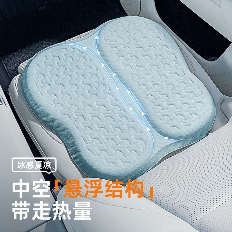 Xe đang ngồi trên tấm thảm êm dịu.