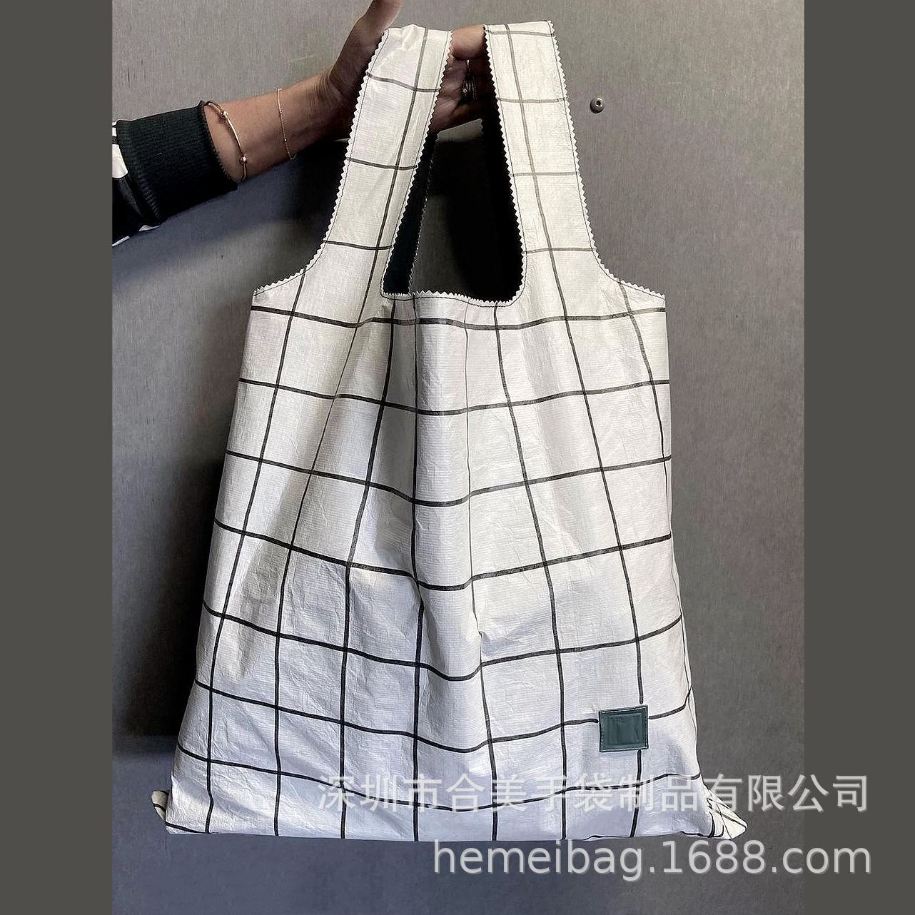 Hàng chéo du Pont Paper Bags với nước có màu bị xé rách bởi một lượng lớn bò kéo xe.