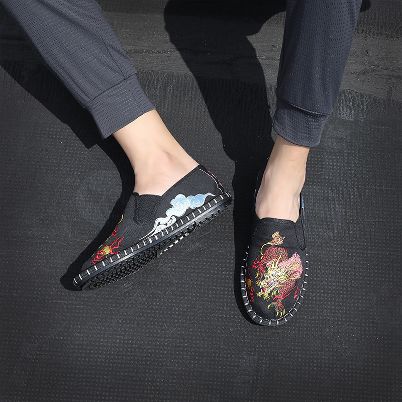 New Chinese wind-made embroidery shoes, oxen-based tarpaulin shoes, and embroidered shoes.