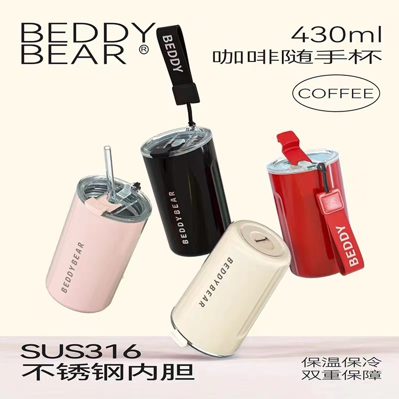 A bear-coffee cup and a 316 stainless steel straw with a red car with a glass of glass and a glass of water.