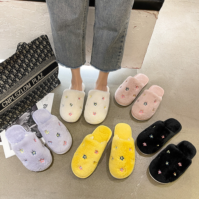 In winter, the man with the cotton slipper used a thick tweezer in the house during the autumn winter.