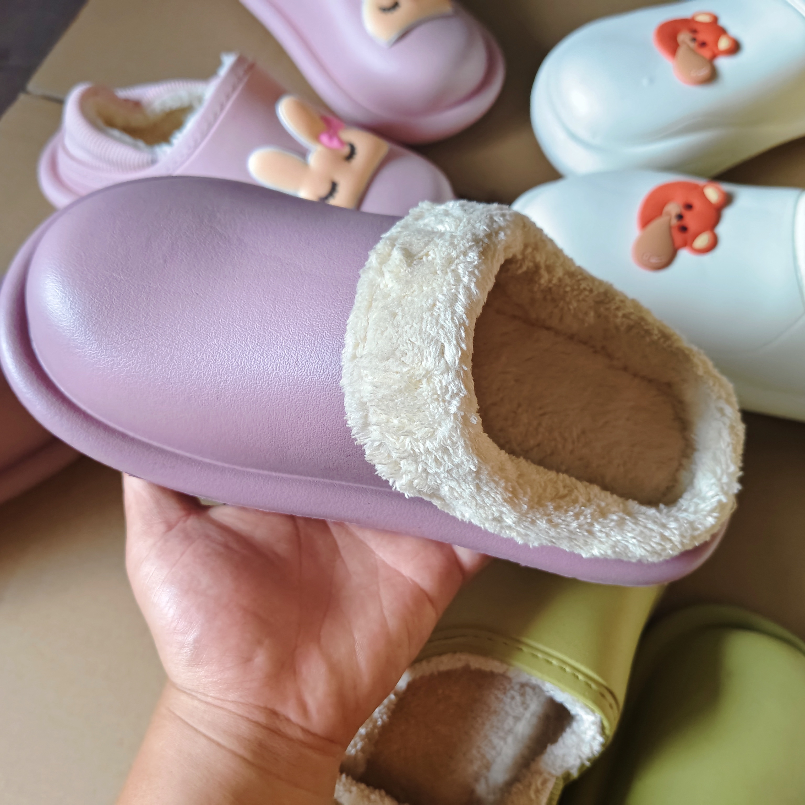 Đôi dép của bông tuyết được phân phát vào mùa đông của EVA ô uế, trong nhà và ngoài trời, đôi dép không thấm nước, làm mịn và xay.