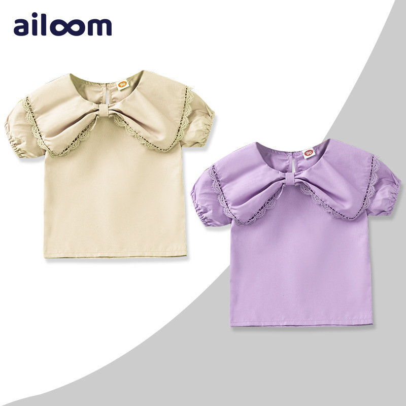 Con búp bê dễ thương của cô gái mặc một chiếc áo mùa hè, chiếc áo sơ mi màu sắc ngắn của cô bé, chiếc váy trẻ em thương mại.