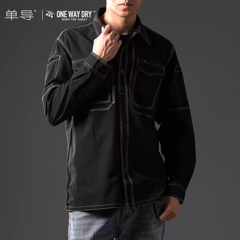 Single-guided dynamic workers with long-sleeved shirts and bags of shirts and shirts outside the autumn and winter.