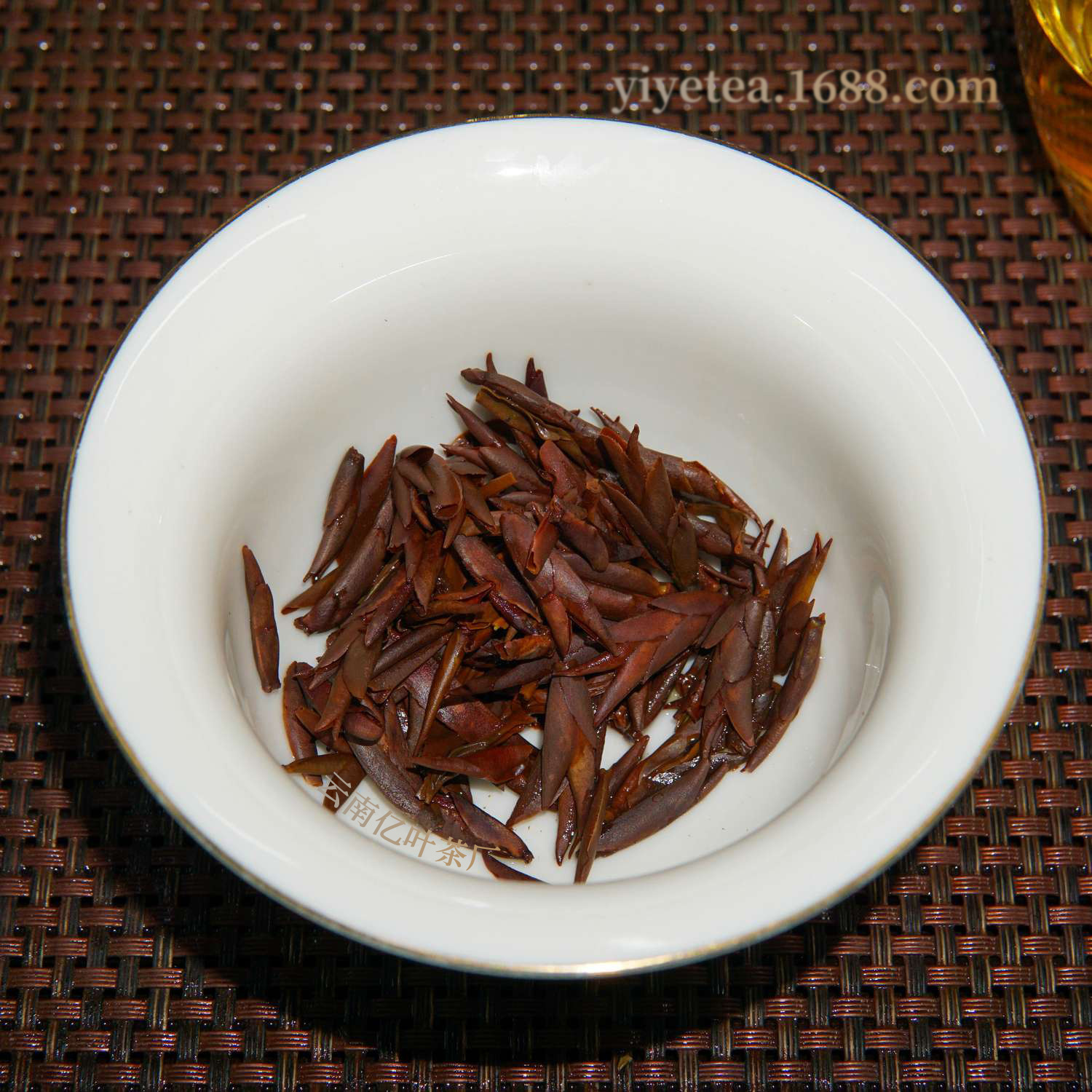 In the wilderness, the red sprouts of red tea were distributed in bulk, and in 2024 Yunnan's new Qin tea 500g tea market