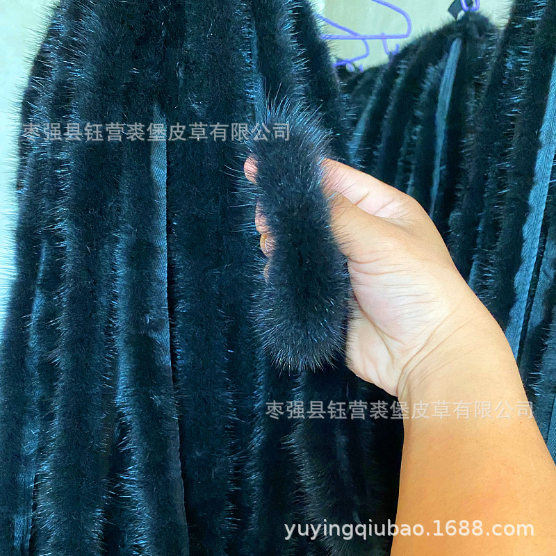 Một con chồn hôi với một tách cà phê đen giá 0.8CM và một con chồn lông chồn.