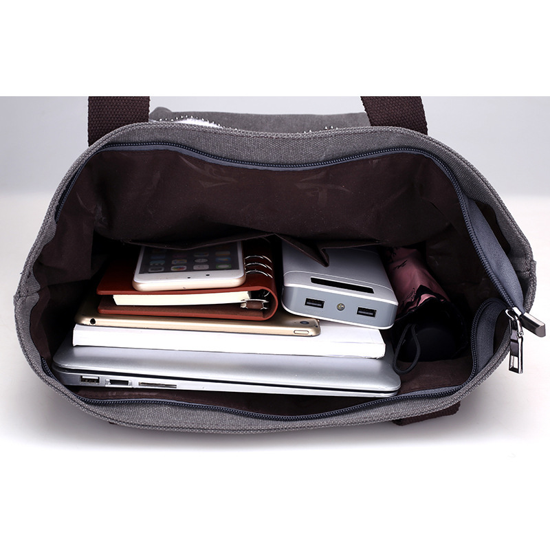 A new fashionable tweezer lady with a one-shoulder tarpaulin bag and a cute cat bag.
