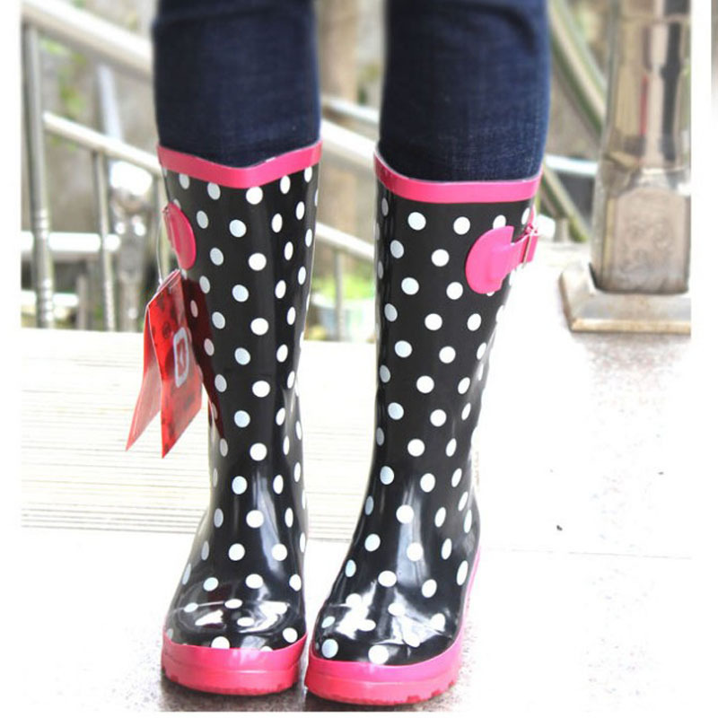 Fashion-en-ron, big lady. Small, round dot boots, rain shoes, water boots.