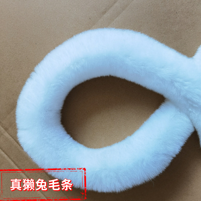 Hắn có một sợi tóc thỏ vòng tròn trên tóc.