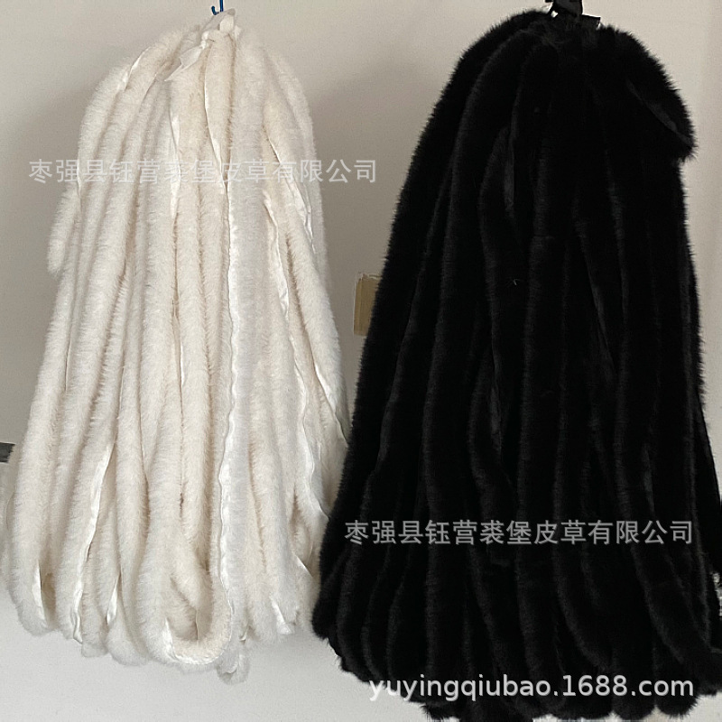 Nó được làm từ lông chồn đen, trắng, bắt chước lông chồn, chồn con người làm ra, rộng 3.5CM với một chiếc áo lá cờ.