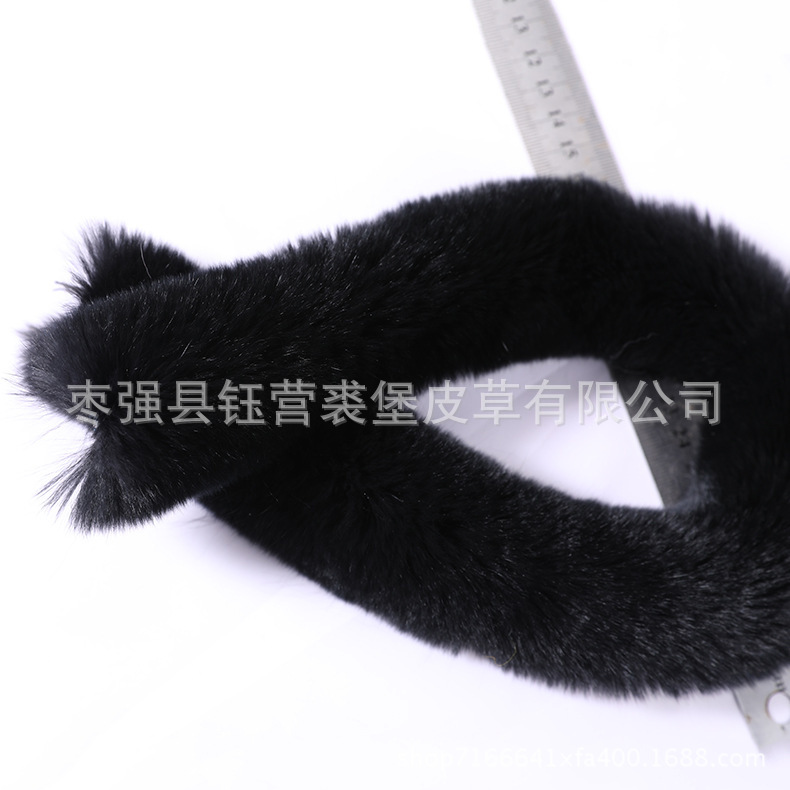 Dải lông là một bộ lông thỏ trắng đen 5CM.