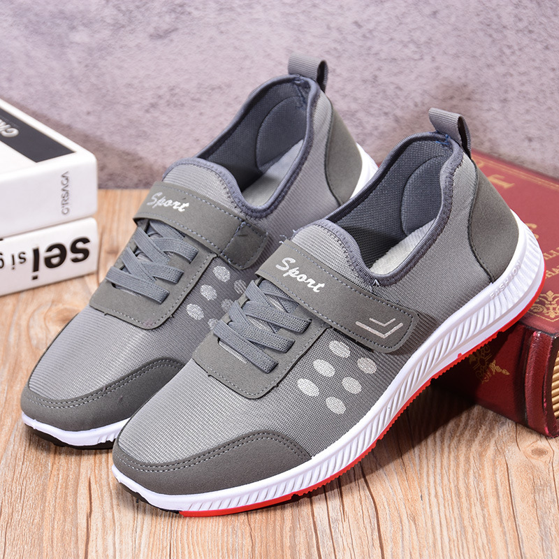 Master Tortoise's company sells double-stuffed male and female winter sneakers.