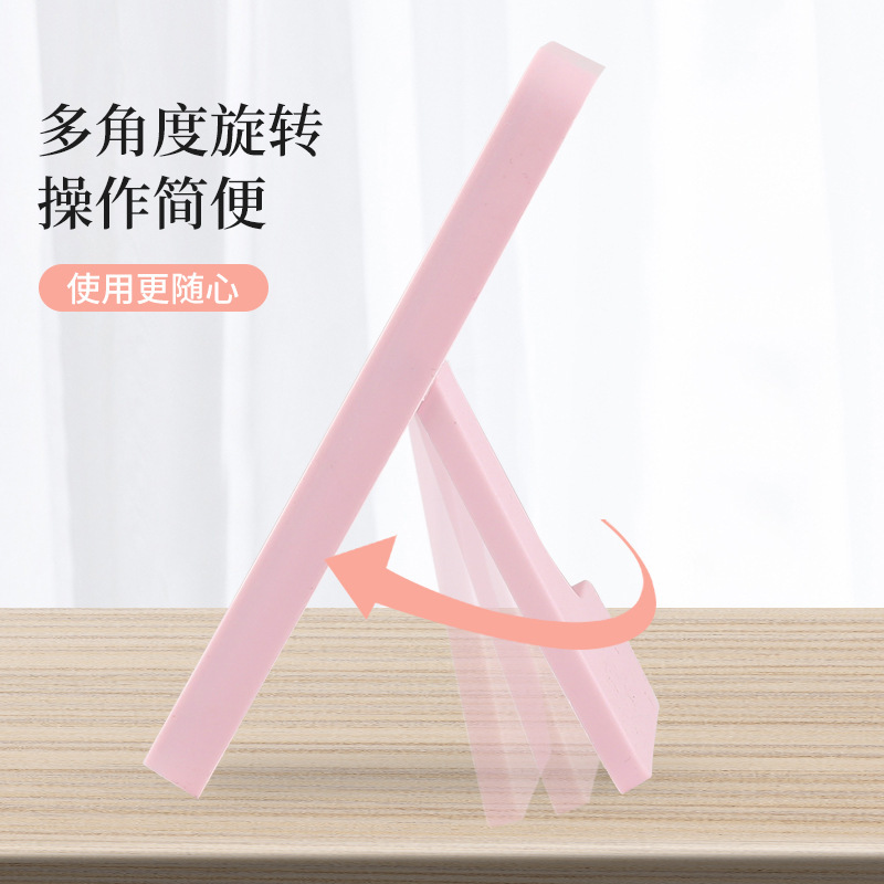 Một chiếc gương nhỏ xuất hiện với một tấm gương rất sạch với một tấm gương thay đồ đơn giản.