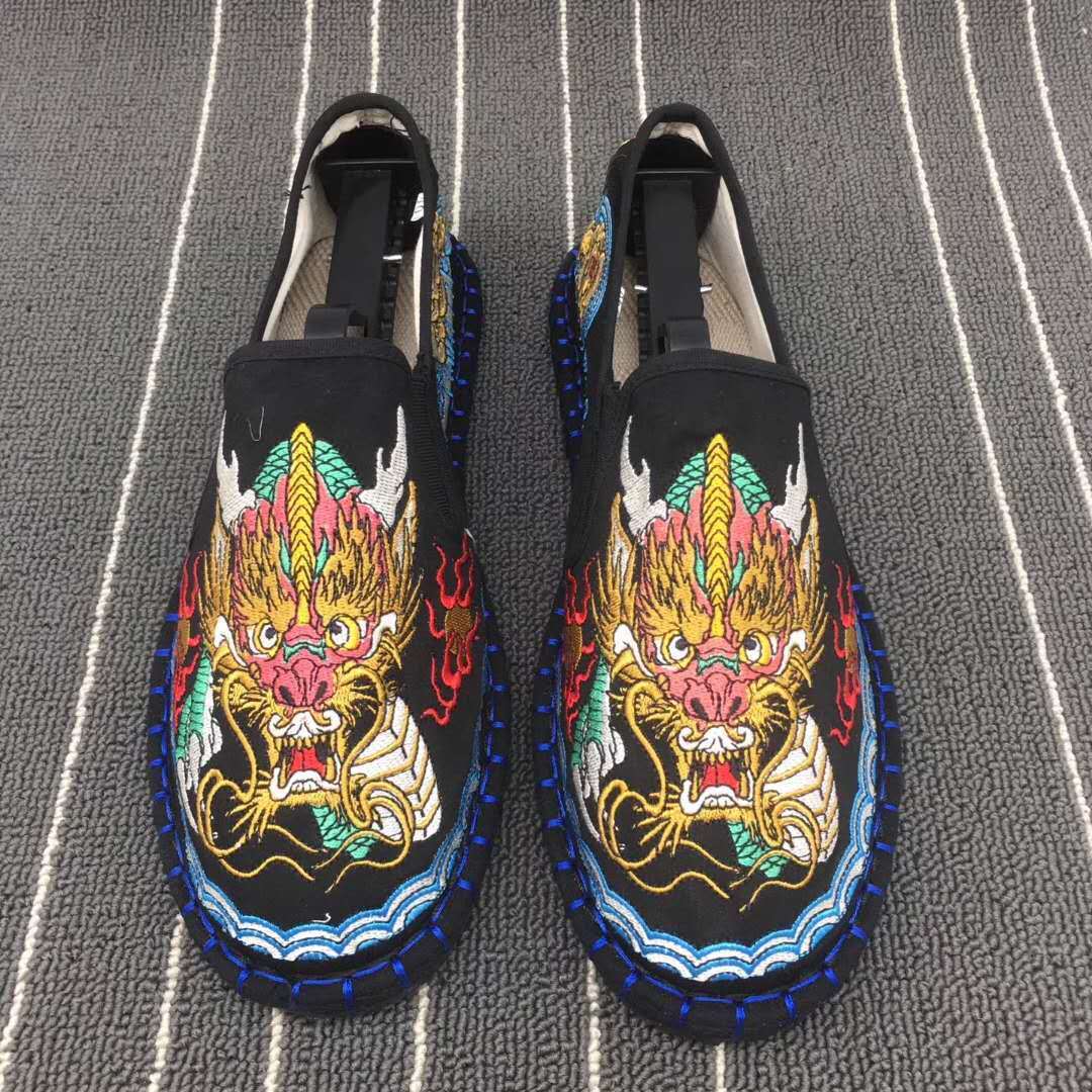 New Xinsan Shoes Shower's original hand-made shoes are smoother than old Beijing shoes.