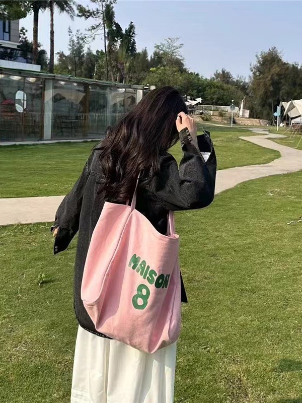 In spring and summer, the letter-printed canvas bag was designed by the small group of women with a large capacity of one-shouldered, lazy, sensory specials.