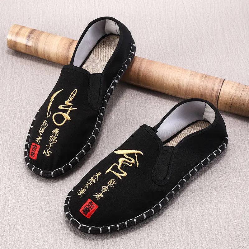 Những đôi giày thêu cũ của Bắc Kinh với đôi giày của họ bị cong xuống đáy giày của một ngư phủ.