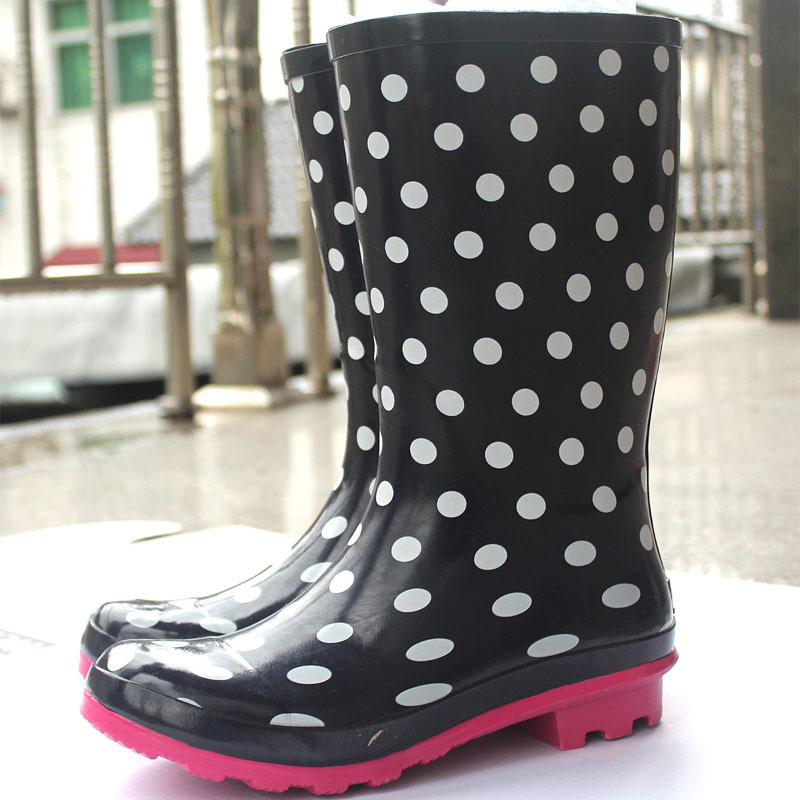 Fashion-en-ron, big lady. Small, round dot boots, rain shoes, water boots.