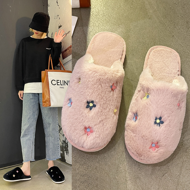 In winter, the man with the cotton slipper used a thick tweezer in the house during the autumn winter.