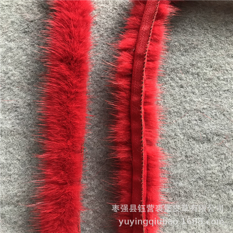 Quần áo lông chồn màu vàng, áo ngực trắng màu đỏ dày.