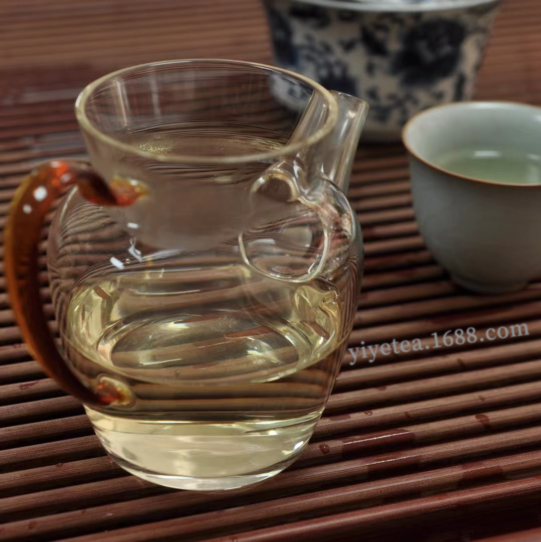 "The old white tea and pearls of Yunnan...