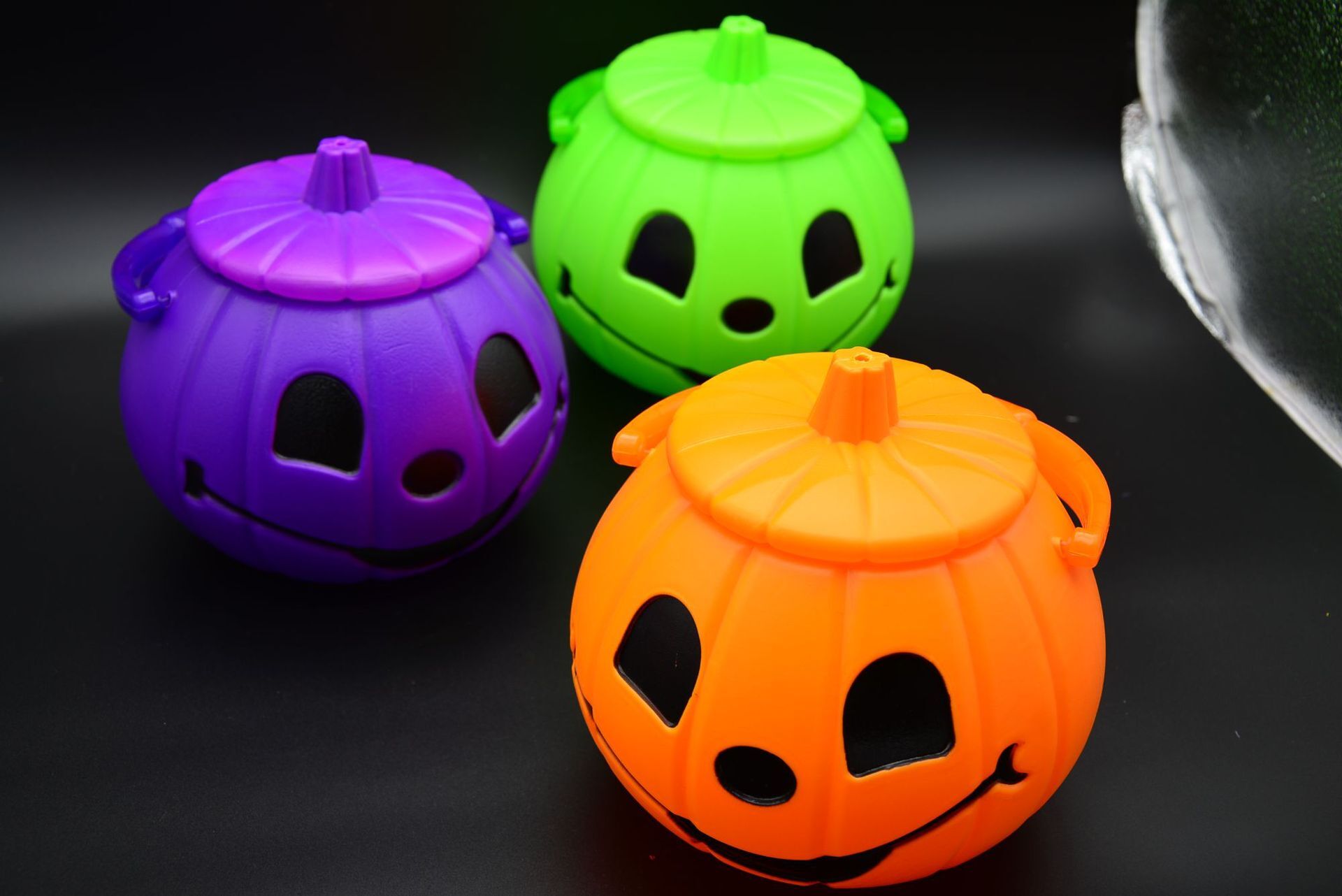 Pumpkin lanterns for children with hand-held candy cans of light to cover pumpkin barrel kindergarten decorations